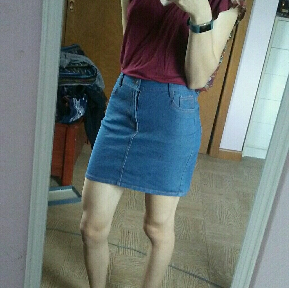 Stretchy denim skirt